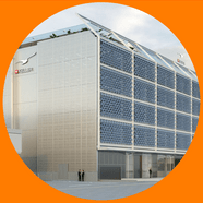 Moderne Gebäude mit Glasfassade und orangefarbenem Rahmen.