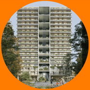 Hohes Gebäude mit Balkonen und Bäumen vorne.