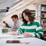 Menschen arbeiten an Arbeitsplätzen in der Stadtbibliothek Winterthur.