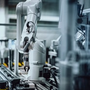 Industrie-Roboterarm in Fabrikumgebung.