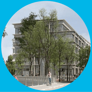 Moderne Gebäude mit Bäumen im Vordergrund.