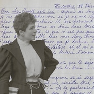 Frau vor handschriftlichem Brief.