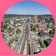 Luftaufnahme von Eisenbahngleisen in einer Stadt.