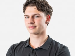 Person mit dunklem Hemd vor weissem Hintergrund.
