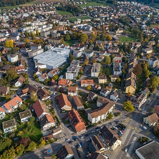 Luftaufnahme einer Stadt mit Häusern und Strassen.