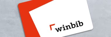 Bibliothekskarte auf grauem Hintergrund.