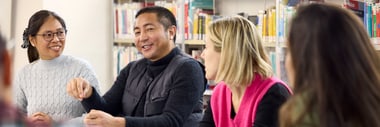 Gruppe von Menschen unterhalten sich an einem Tisch in der Stadtbibliothek Winterthur..