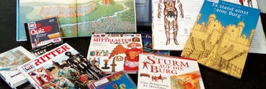 Bücher über Ritter und Burgen auf einem Tisch.