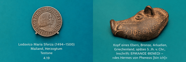 Zwei antike Objekte auf blauem Hintergrund, eine Münze und ein Bronzestück.