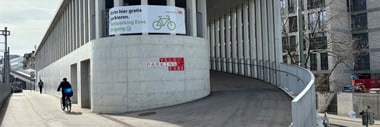 Rampe zum Veloparking Esse bei der Velo-Überführung der Wülflingerstrasse.
