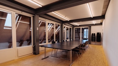 Leerer Konferenzraum mit langen Tisch und Stühlen.