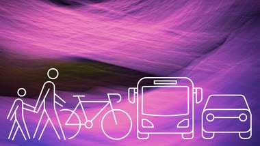 Symbole von Fussgängern, Fahrrad, Bus und Auto vor lila Hintergrund.