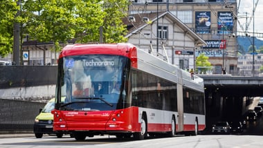 Stadtbus auf einer Stadtstrasse auf dem Weg zum Hauptbahnhof.
