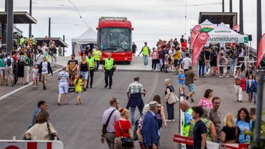 Busüberfahrt bei der Einweihung der Querung Grüze.
