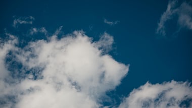 Blauer Himmel mit weissen Wolken.