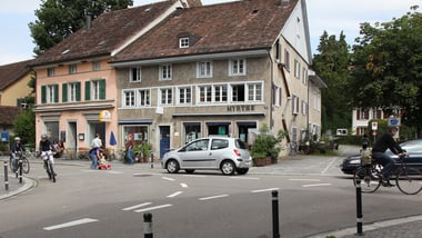 Beispiel einer Tempo-30-Zone mit verschiedenen Verkehrsteilnehmern