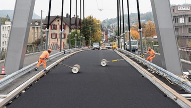 Bei der Storchenbrücke wird Deckbelag eingewalzt.