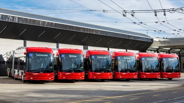 Reihe von Gelenktrolleybussen vor dem Busdepot.