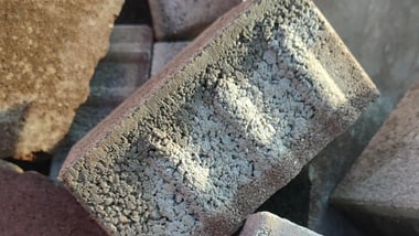 Nahaufnahme von Betonsteinen in einem Stapel.