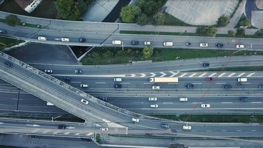 Luftaufnahme von mehrspuriger Autobahn mit Autos.