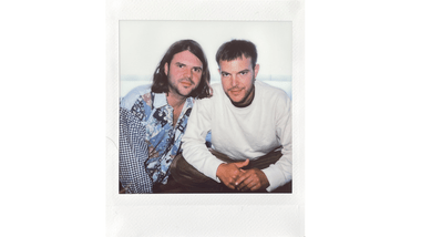 Laurent & Max posieren für ein Polaroid-Foto.