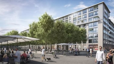 Städtischer Platz mit Menschen an Tischen und Bäumen.