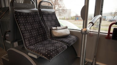 Bus-Sitze mit einer Tasche, die jemand vergessen hat.