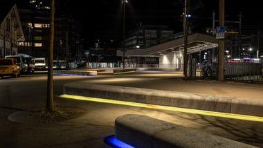 Beleuchtung der Sitzbänke auf dem Salzhausplatz