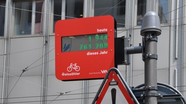 Roter Verkehrszähler bei der Velounterführung Rudolfstrasse: Fotografiert Anfang August 2026, Stand heute: 1944, Stand dieses Jahr: 761'208