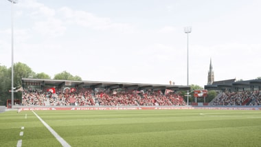 Fussballstadion mit Zuschauern auf den Tribünen.