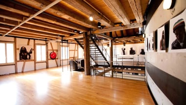 Geräumiger Holzraum mit Treppe und Kunstwerken an den Wänden.