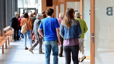 Gruppe von Menschen in einem Flur.
