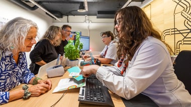 Kund:innen im ZVV Contact Center, Mitarbeiterinnen beraten Kund:innen.