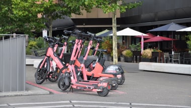 Rote E-Scooter vor dem Einkaufzentrum Neuwiesen beim Kesselhausplatz