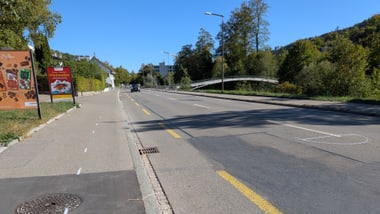 Unsanierte Schlosstalstrasse. Rechts im Bild ist der Fussgängersteig über die Töss.