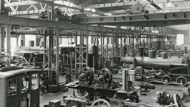 Innenansicht der Montagehalle der SLM mit Lokomotiven