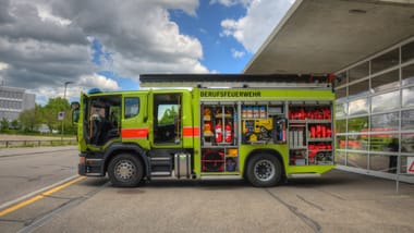 Seitenansicht des offenen Tanklöschfahrzeuges