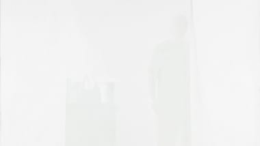 Weisse minimalistische Kunst mit schemenhafter Figur.