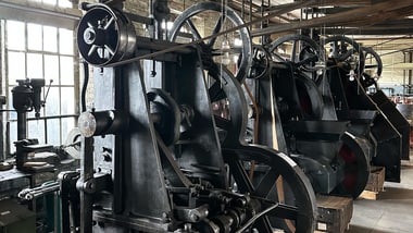 Reihe alter Maschinen in einer Fabrik.