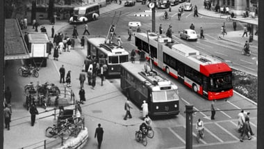Historisches Bild des Bahnhofs Winterthur mit Strassenbahnen und Menschen auf der Strasse.