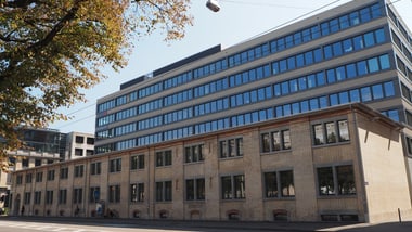 Strassenszene mit modernen Bürogebäuden.
