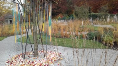 Kinder Gemeinschaftsgrab zeigt Baum mit Namenstafeln 