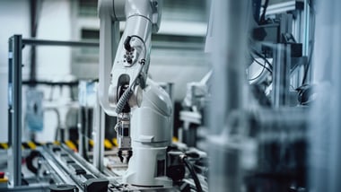 Industrie-Roboterarm in Fabrikumgebung.