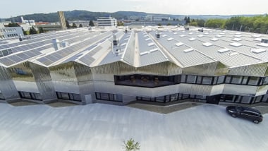 Drohnenansicht des Busdepots Grüzefeld mit Solarmodulen auf dem Dach.