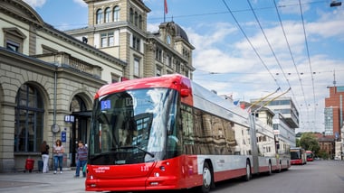 Roter Trolleybus der Linie 5 vor dem Bahnhofsgebäude Winterthur.