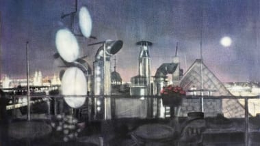 Städtische Dachterrasse bei Nacht mit Antennen und Gebäuden im Hintergrund.
