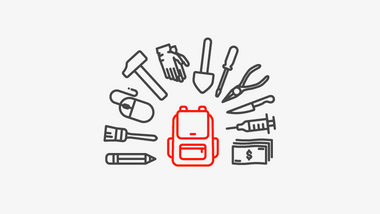 Gegenstände um einen roten Rucksack, inklusive Werkzeuge und Geld.
