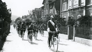 Gruppe von Radfahrern des Veloclubs Winterthur auf der Rundstrasse im Jahr 1905.