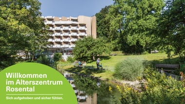 Gebäude mit Garten und Teich bei sonnigem Wetter.