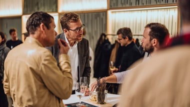 Menschen unterhalten sich in einem eleganten Raum.